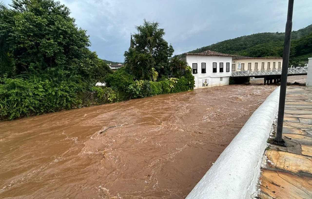 Chuva na Cidade de Goiás provoca cheia do Rio Vermelho e transferência de pacientes