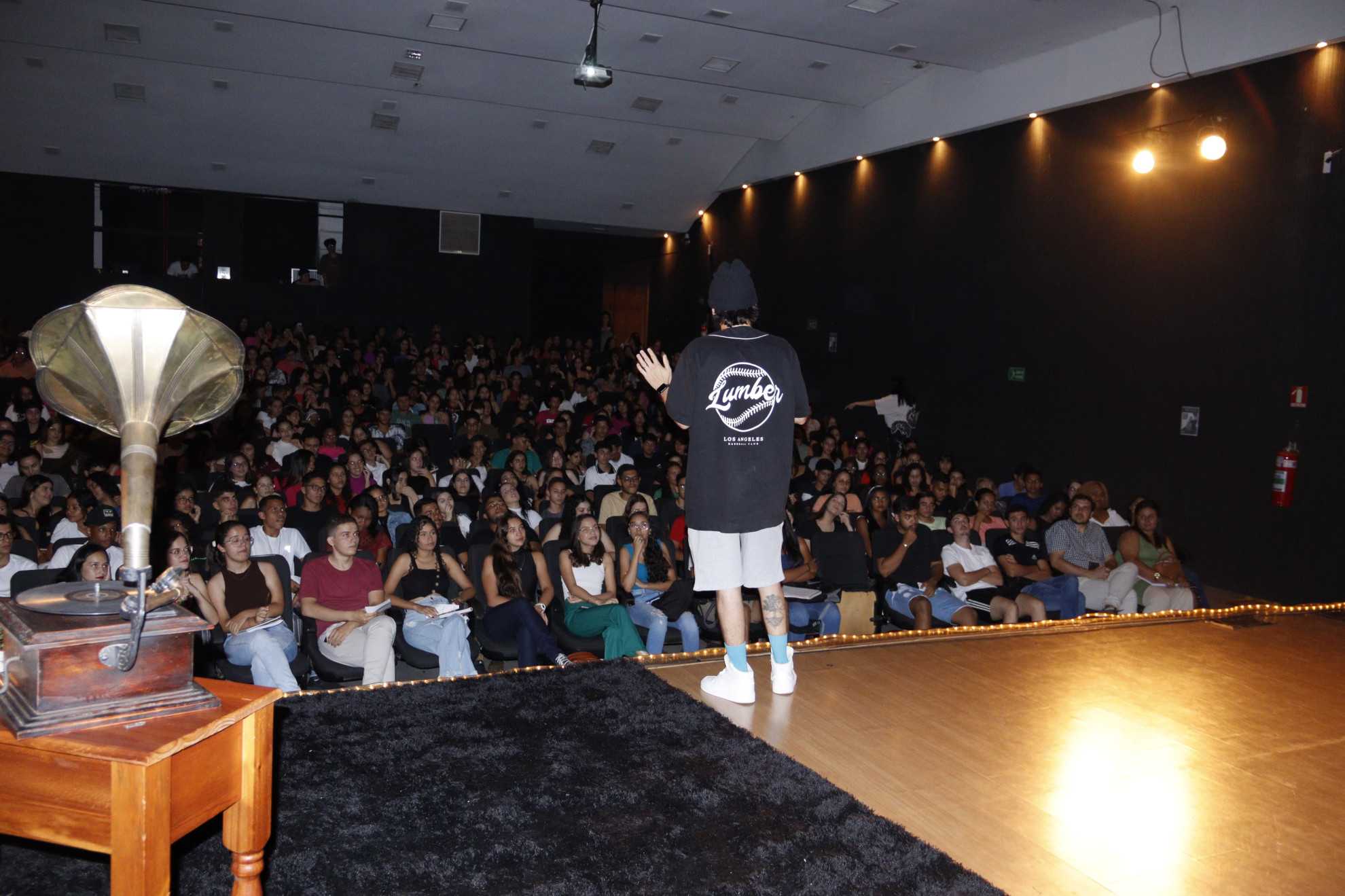 “Enem ao Cubo” é sucesso absoluto e reúne mais de 400 jovens na primeira noite de revisional no Centro Cultural